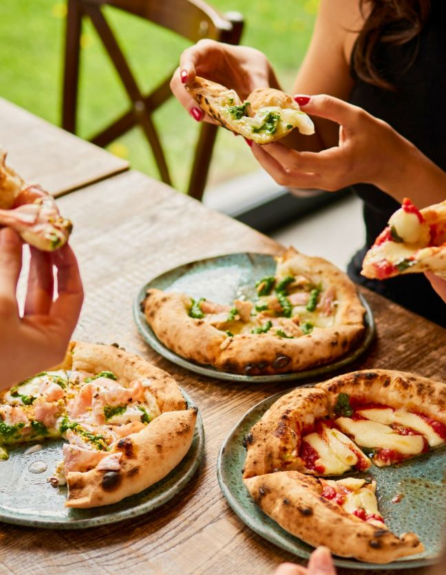 Pizza se împarte cu prietenii