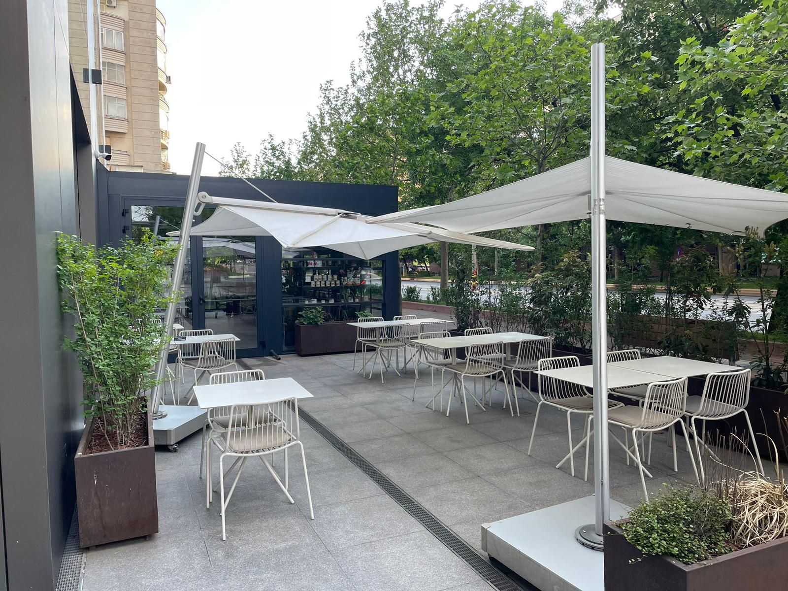 Terasa de vară, cu umbrele albe