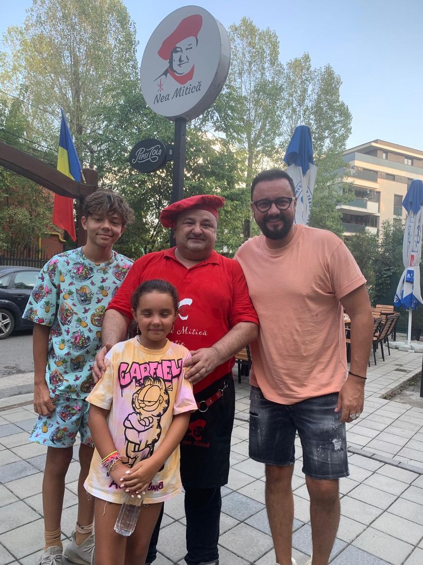 Cu toată familia la Mitică