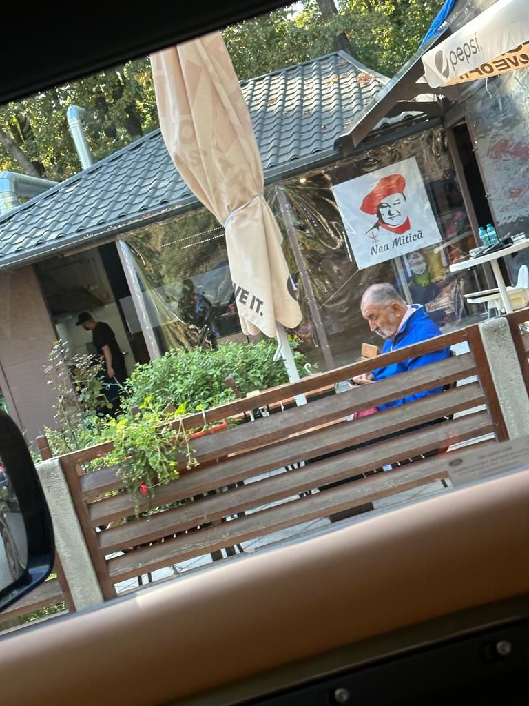 Pe terasă, sub privirea beretei