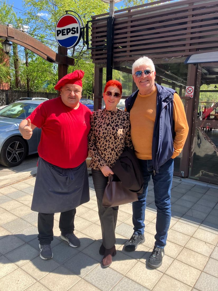 La masă cu prietenii casei