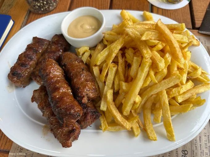 Micii vedetă, cu cartofi și sos