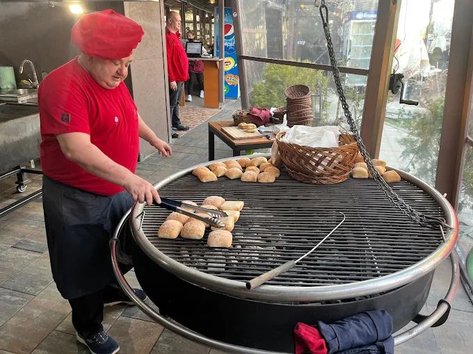 Nea Mitică la grătarul cel mare