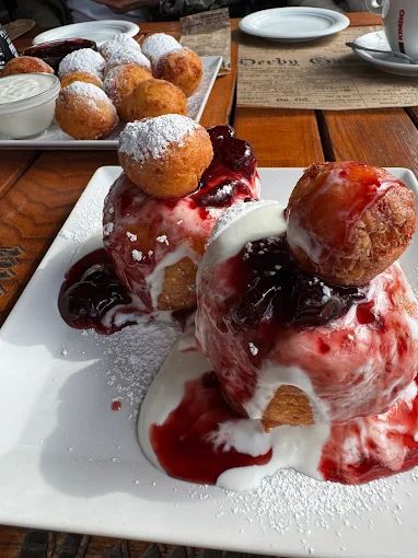 Papanași cu dulceață de afine