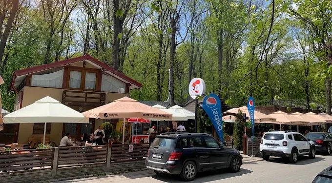Intrarea spre terasă, cu umbrelele pregătite