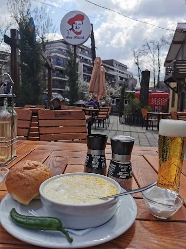 Ciorba, berea și bereta — pe terasă